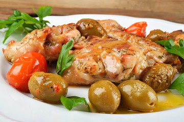 pollo arrosto olive pomodorini primo piano