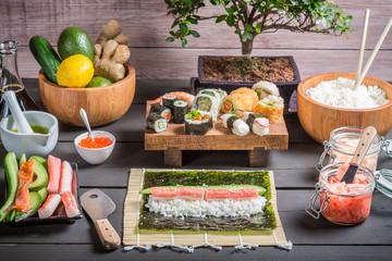 Fototapeta na wymiar Tabela z składniki do sushi