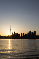 Obraz premium Toronto Sunset from the shore of the islands