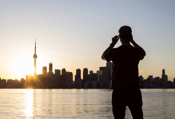 Fotobehang Man die een foto maakt van Toronto vanaf de eilanden © mikecleggphoto