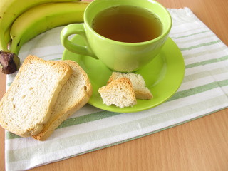 Tee mit Zwieback und Banane