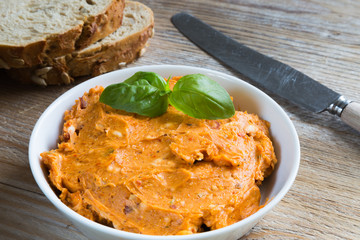 Kräuterbutter Tomate in einer Schale auf Holz