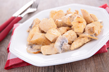 chicken cooked with cream and mushrooms