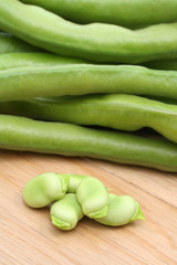 fave fresche su tavolo di legno