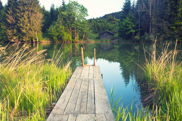 Obrazy na Plexi  spokojne górskie jezioro do pływania