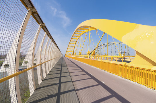 Fototapeta yellow arch bridge