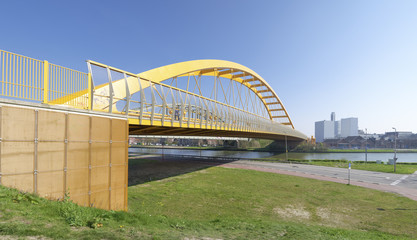 Obraz premium yellow arch bridge