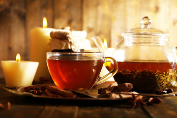 Fototapety  Kompozycja z herbatą w filiżance i czajniczku i świecami