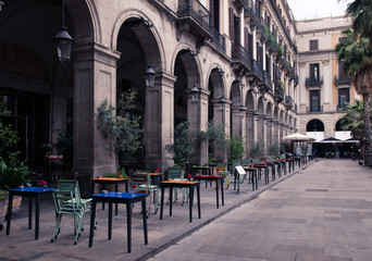 Naklejki  uliczna kawiarnia z kolorowymi stolikami i krzesłami