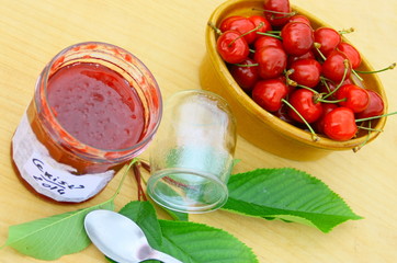 pot de confiture rouge de cerises,compotée d'été