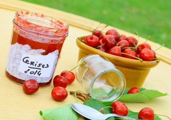 pot de confiture rouge de cerises,compotée d'été