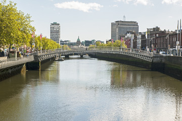 Fototapeta na wymiar Ha'penny most w Dublinie
