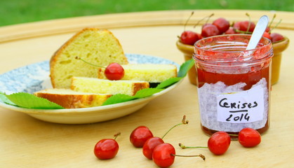 brioche maison et confiture de cerises