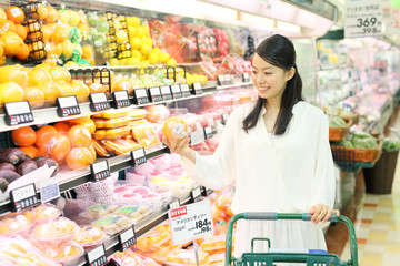 買い物・若い女性