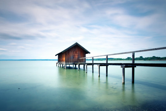 Fototapeta rustykalna przystań nad jeziorem