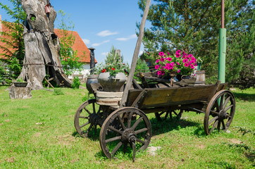 Fototapeta na wymiar rustic wooden carriage with flower composition