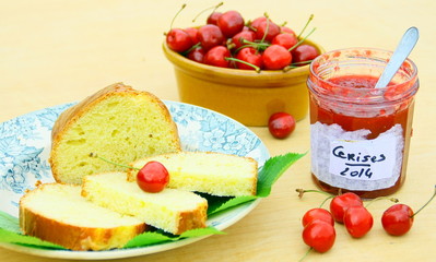 brioche maison et confiture de cerises