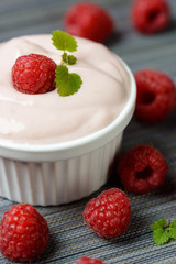 Sojajoghurt mit Himbeeren