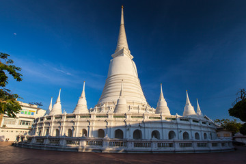 Fototapeta na wymiar White pagoda in Wat-Prayoon Rawongsawas, Bangkok, Thailand