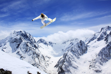 Naklejka na ściany i meble latania snowboarder w górach