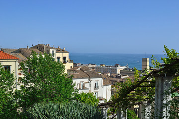 Fototapeta na wymiar Widok na panoramę Salerno z Ogrodu Minerva