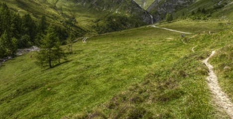 Landschaftspanorama mit Wanderweg in HDR