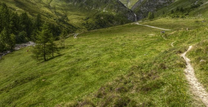 Landschaftspanorama mit Wanderweg in HDR