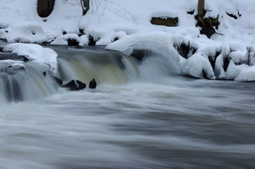 Obraz premium Rzeka zimą.