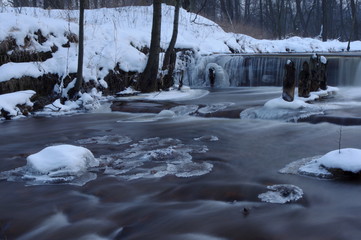 Fototapeta premium Rzeka zimą.
