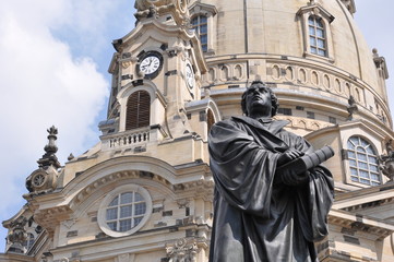 Fototapeta na wymiar Lutherdenkmal vor der Frauenkirche in Dresden