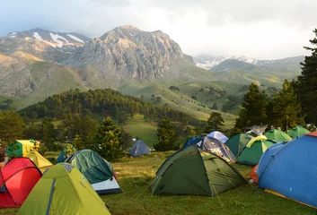 Fotobehang kampeertenten opzetten © emerald_media