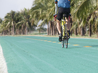 Obraz premium young man riding bicycle on track