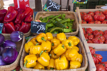 マルシェ（イメージ カラフルな野菜が並ぶ八百屋さん）フランス観光名物