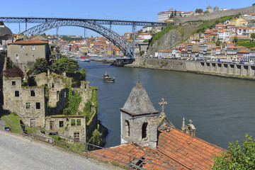 Fototapeta na wymiar Douro river side and Porto city view (Portugal)