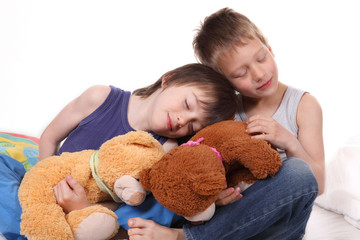 Kinder kuscheln miteinander