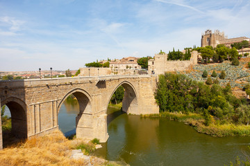 Fototapeta premium Old stone Alkantar Bridge in Toledo, Spain