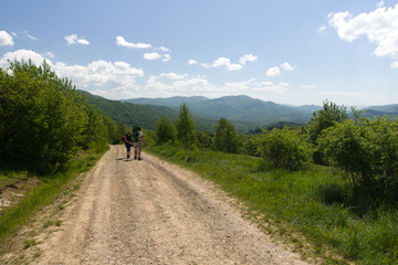 Obraz premium Turyści na górskim szlaku, Bieszczady, Polska