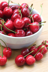 ciotola di ciliegie su tavolo