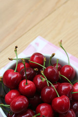 ciotola di ciliegie su tavolo