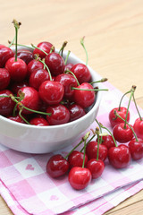 ciotola di ciliegie su tavolo