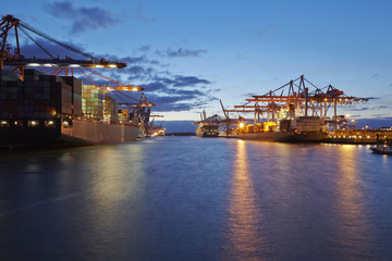 Containerschiffe am Terminal in der Abenddämmerung