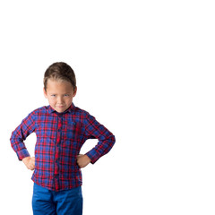 Kleiner Bengel stützt Arme in die Hüfte, freigestellt