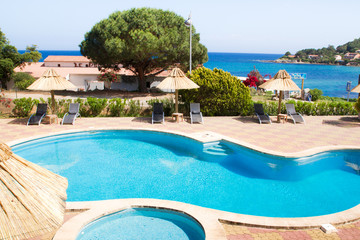 Piscine et mer