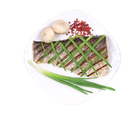 Grilled fish with green onions and peppercorn.