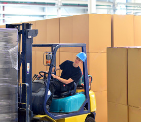Gabelstaplerfahrer in einem Warenlager // international shipping