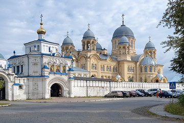 Fototapeta na wymiar Podwyższenia Krzyża Świętego w katedrze w Verkhoturye, Rosji