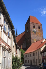 Obraz premium Kirchstraße mit St. Johannis-Kirche in Werben/Elbe