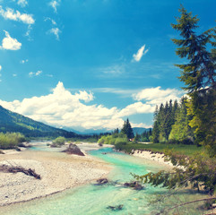 Isar fließt aus den Alpen