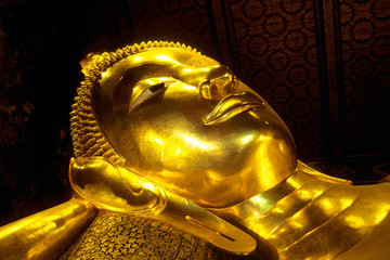 Tête du grand bouddha couché de Wat Po à Bangkok en Thaïland