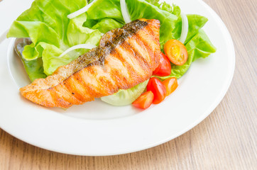 Grill salmon salad